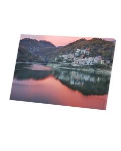 Tableau Décoratif  Coucher de Soleil Rouge sur un Village de Montagne au Bord d'un Lac (60 cm x 40 cm)