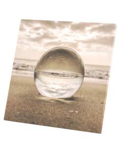 Tableau Décoratif  Boule de Cristal sur la Plage de Sable Fin Vagues Nuages Miroir Inversé (40 cm x 40 cm)